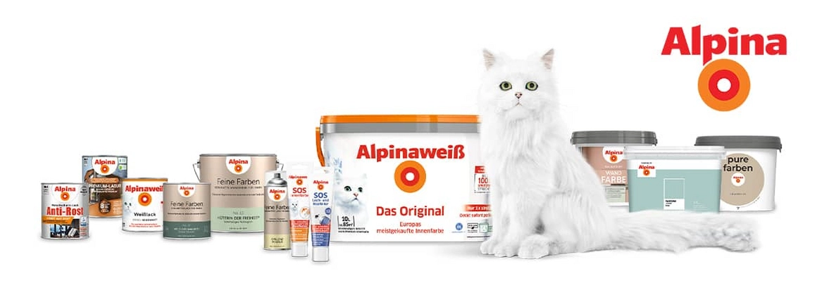 Eine weiße Katze sitzt zwischen verschiedenen Farbeimern und Dosen von Alpina auf weißem Hintergrund.